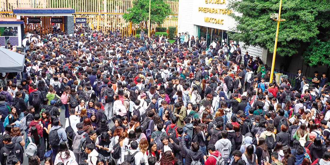 Universitarios de la preparatoria 8 desalojaron las instalaciones el lunes pasado por una amenaza de bomba.