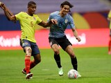 Wilmar Barrios y Edinson Cavani luchan por el balón en el choque entre Uruguay y Colombia en Brasilia.