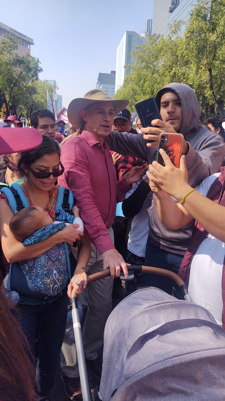 López-Gatell avanza con la marcha.