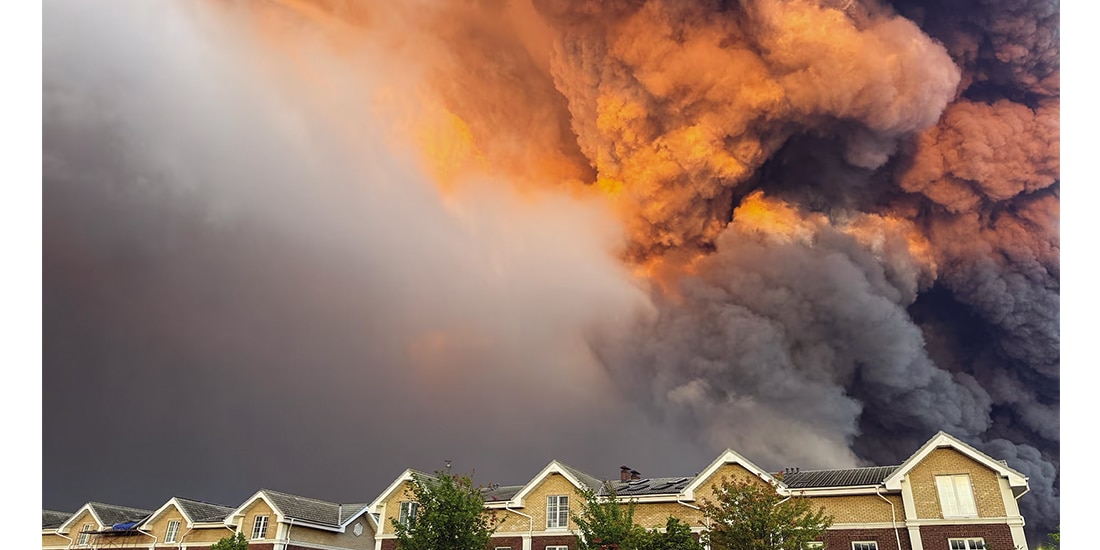 Humo de un almacén de bayas en Moscú después del ataque ucraniano, ayer.