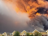 Humo de un almacén de bayas en Moscú después del ataque ucraniano, ayer.