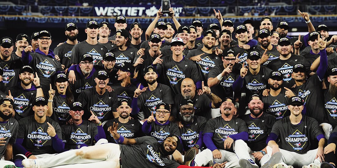 Jugadores de la novena de Toronto celebran el título de ayer.