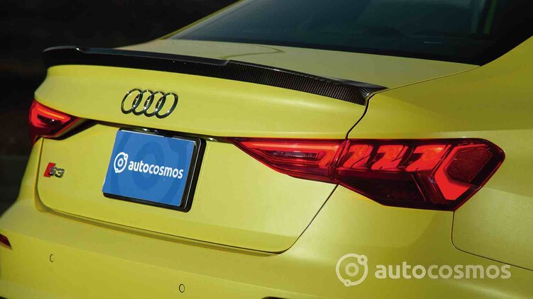 Alerón en acabado piano negro y emblema S3.