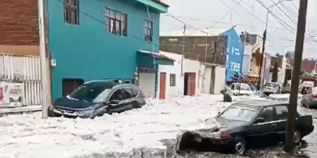 Lluvias y granizada en Puebla inundan las calles.