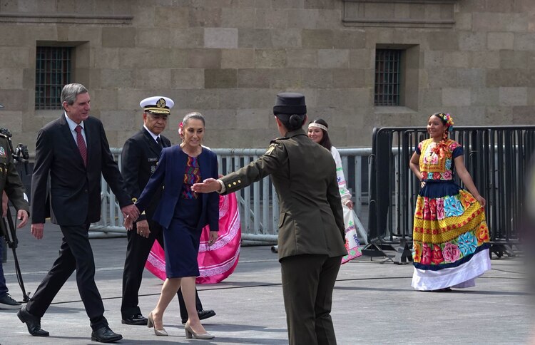 Sheinbaum rinde homenaje a Tenochtitlan en el Zócalo capitalino.