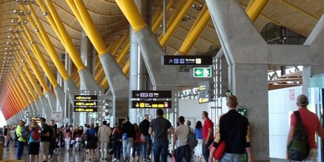 Desde el año pasado varios países europeos, entre ellos España, restringieron entrada de vajeros internacionales por COVID-19.