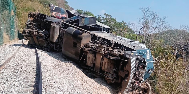Uno de los vagones del tren que se descarriló, ayer.