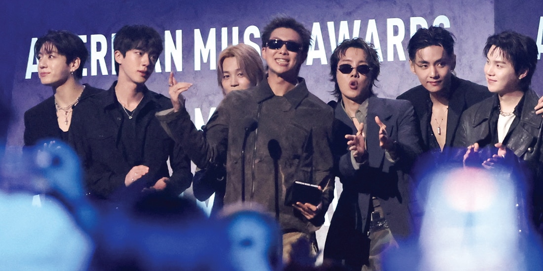 Los miembros de la banda, al recibir uno de los premios, ayer.