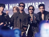 Los miembros de la banda, al recibir uno de los premios, ayer.