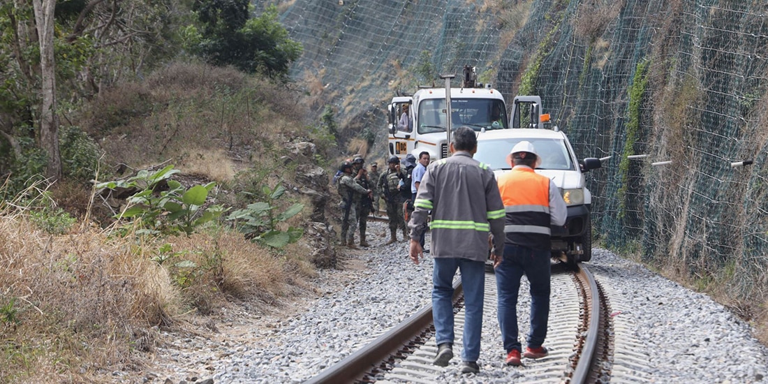 Elementos de Marina y Guardia Nacional montan un cerco de seguridad en inmediaciones de la zona en donde se descarriló el Tren Interoceánico