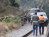Elementos de Marina y Guardia Nacional montan un cerco de seguridad en inmediaciones de la zona en donde se descarriló el Tren Interoceánico