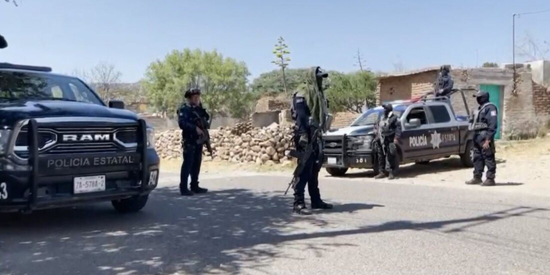 Elementos del orden resguardan el lugar en donde se registró la emboscada en contra de los agentes estatales, ayer.