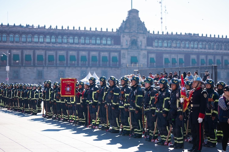 Integrantes del Heroico Cuerpo de Bomberos marchan tras la instauración oficial de su día cada 25 de enero.