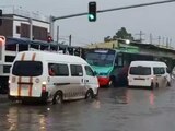 Inundaciones y vehículos detenidos por fuerte lluvia en Ecatepec