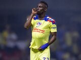 Julián Quiñones celebra su primer gol con el América en la victoria sobre el Puebla.