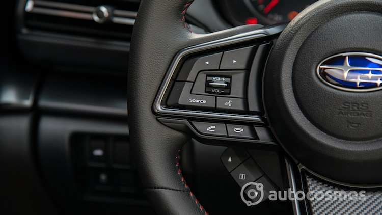 Cuenta con un volante multifunción achatado.