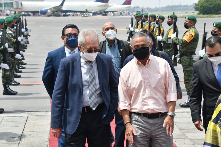 Al primer ministro de Belice, Johnny Briceño, lo recibió el secretario de Salud, Jorge Alcocer