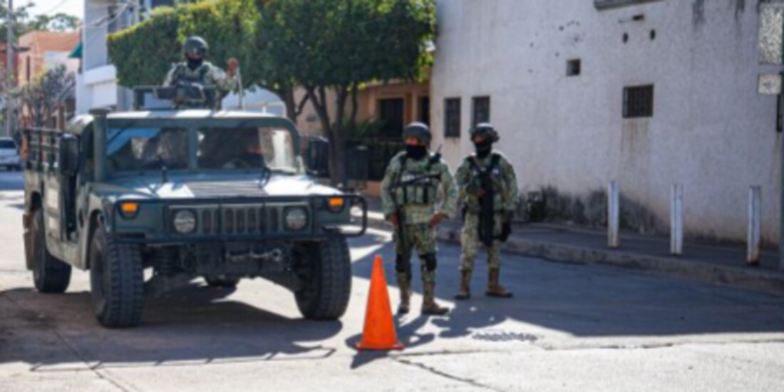 Elementos militares mantuvieron su presencia, ayer, en la colonia Tierra Blanca, de Culiacán, donde se realizó el operativo.