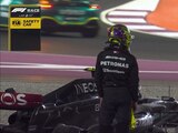Lewis Hamilton mira a su auto tras el accidente con George Russell