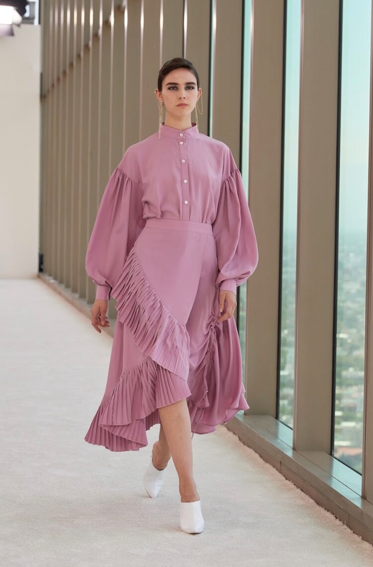 Armando Takeda presentó siluetas amplias y con volumen.