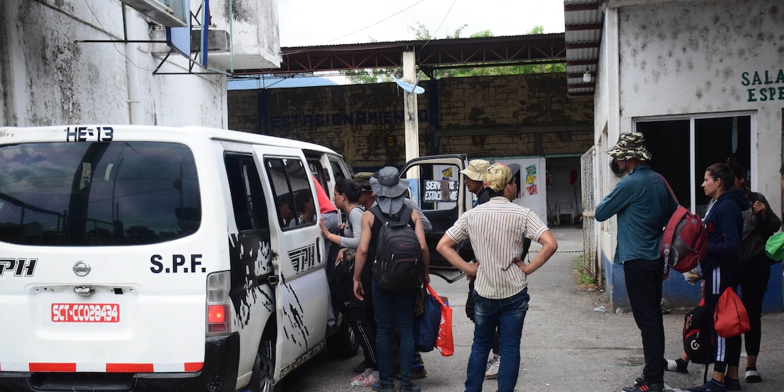 Migrantes abordan una combi para salir en Tapachula y continuar hacia EU, en 2023.