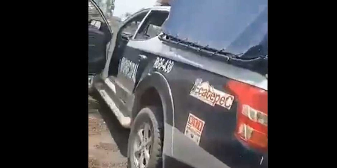 Destituyen a dos policías de Ecatepec por tener relaciones sexuales al interior de una patrulla.