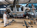 Trabajadores ensamblan un automóvil.