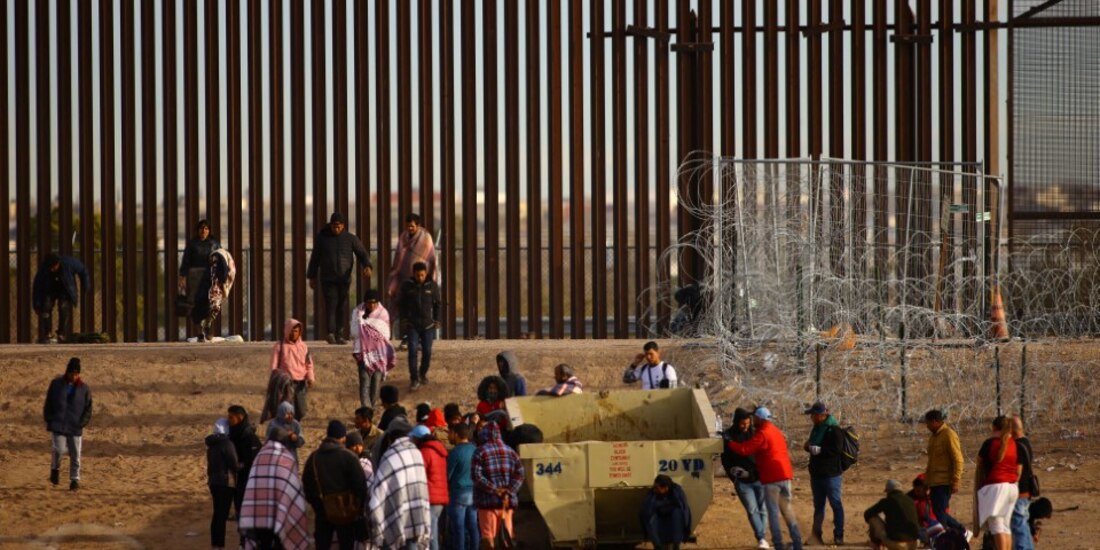 Migrantes en la frontera entre México y Estados Unidos.