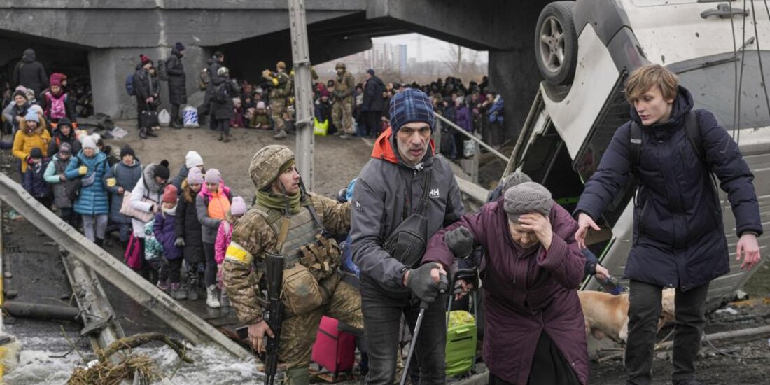 Ciudadanos ucranianos huyen de su país ante los ataques de fuerzas rusas.