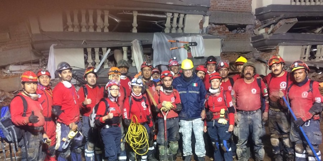 El equipo comandado por Rafael López (de azul), en labores de rescate tras los sismos de 2017.