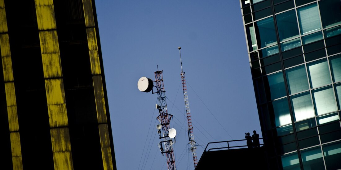La imagen muestra unas antenas de telecomunicaciones