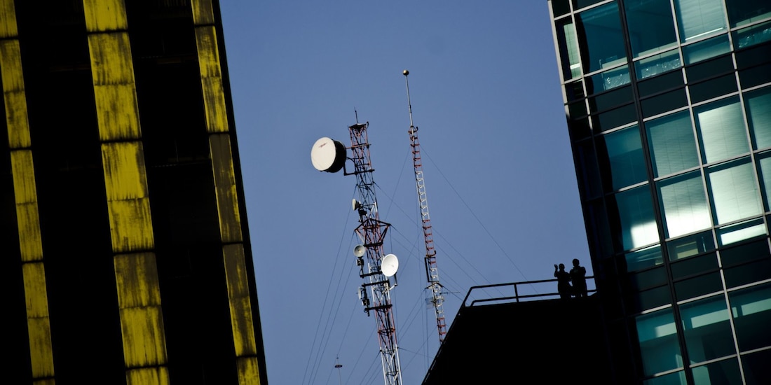 Fotografía ilustrativa muestra unas antenas de telecomunicaciones.