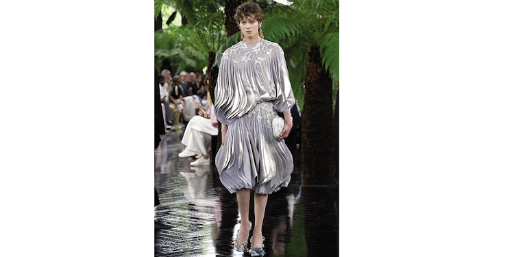 DIOR optó por los looks con gran volumen
en plateado y rojo