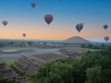 Globos aerostáticos sobrevuelan la zona arqueológica de Teotihuacán, Estado de México.