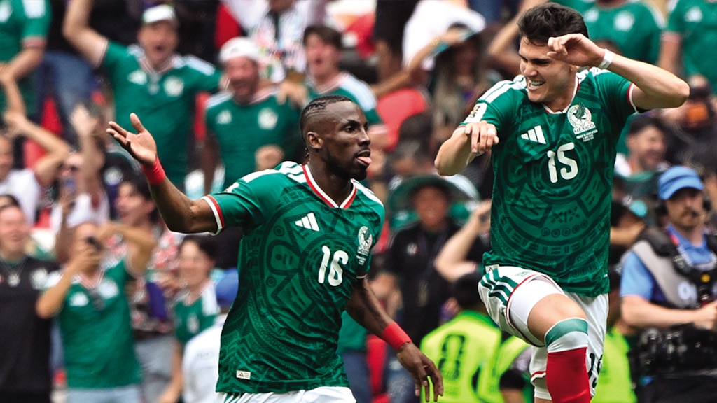 Quiñones y Reyes celebran el gol del pasado jueves en el Azteca