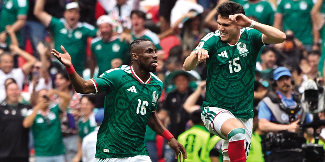 Quiñones y Reyes celebran el gol del pasado jueves en el Azteca