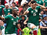Quiñones y Reyes celebran el gol del pasado jueves en el Azteca
