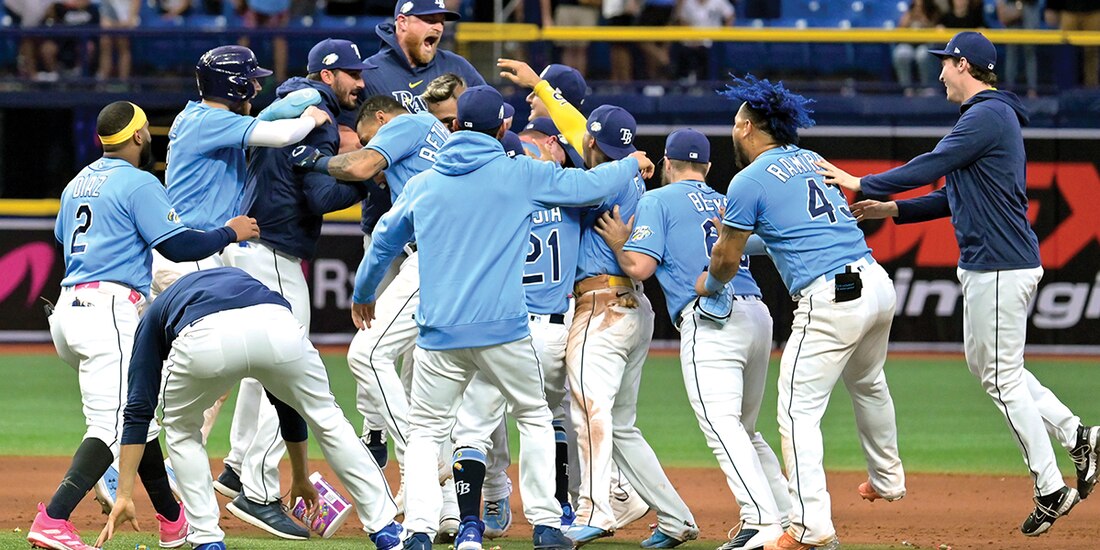 Jugadores de Tampa Bay celebran el triunfo de ayer en Grandes Ligas.