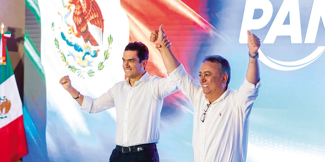 Jorge Romero (izq.) con Francisco Pelayo, ayer, en la plenaria del PAN en BCS.