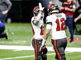 Jugadores de los Buccaneers celebran una acción del duelo ante Saints de Nueva Orleans