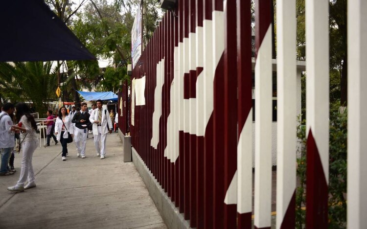 Al rendir su informe anual de actividades, Mario Alberto Rodríguez Casas destacó que en el ciclo escolar 2019-2020 la matrícula del Instituto reflejó un aumento global.