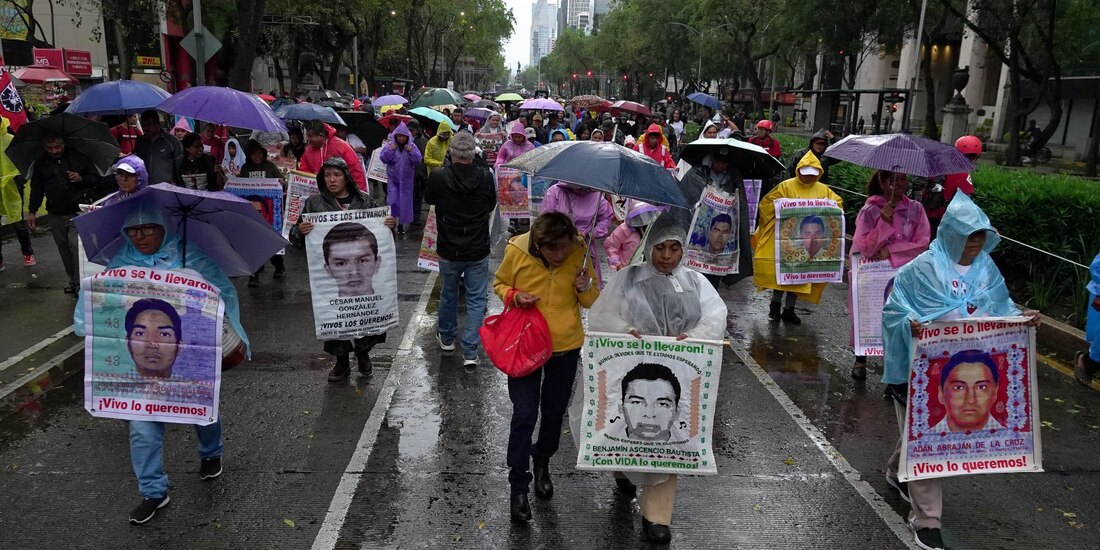A 11 años de la desaparición forzada de 43 estudiantes de la Escuela Normal Rural de Ayotzinapa, familiares y estudiantes de diversas escuelas, marcharon de del Ángel de la Independencia al Zócalo Capitalino.