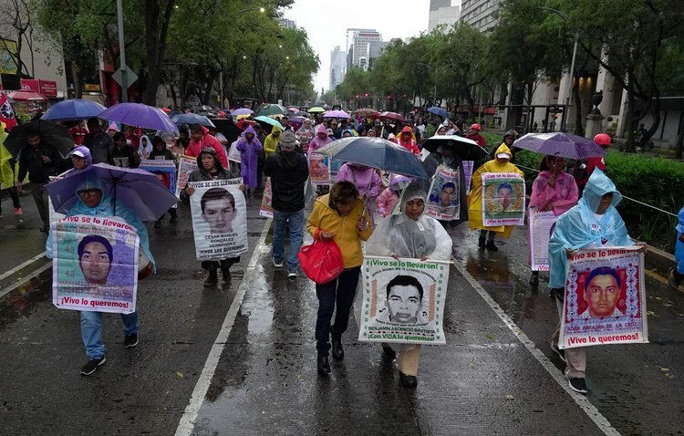 Manifestantes por Ayotzinapa.