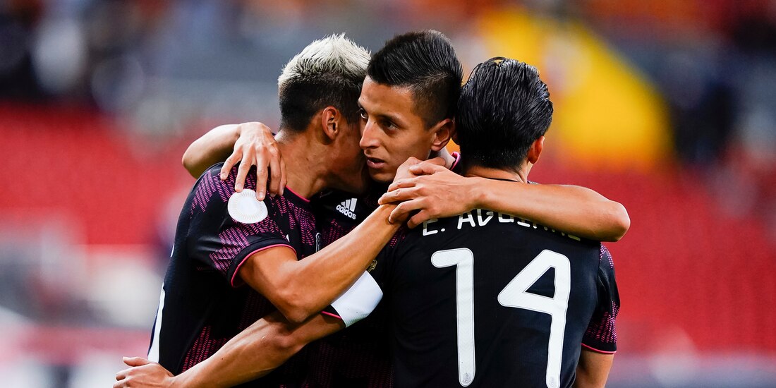 Jugadores de México celebran una anotación contra Estados Unidos en el Preolímpico