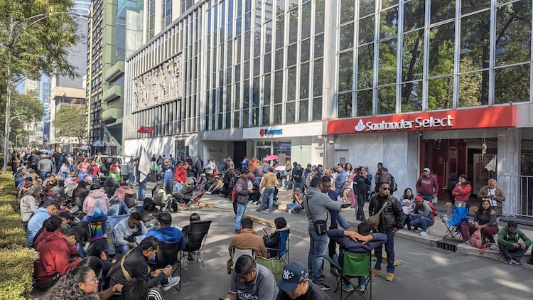 El viernes, integrantes de la CNTE bloquearon accesos a sedes de Afores.