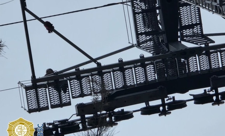 Sujeto subió hasta lo alto de torre del Cablebús en Ticomán.