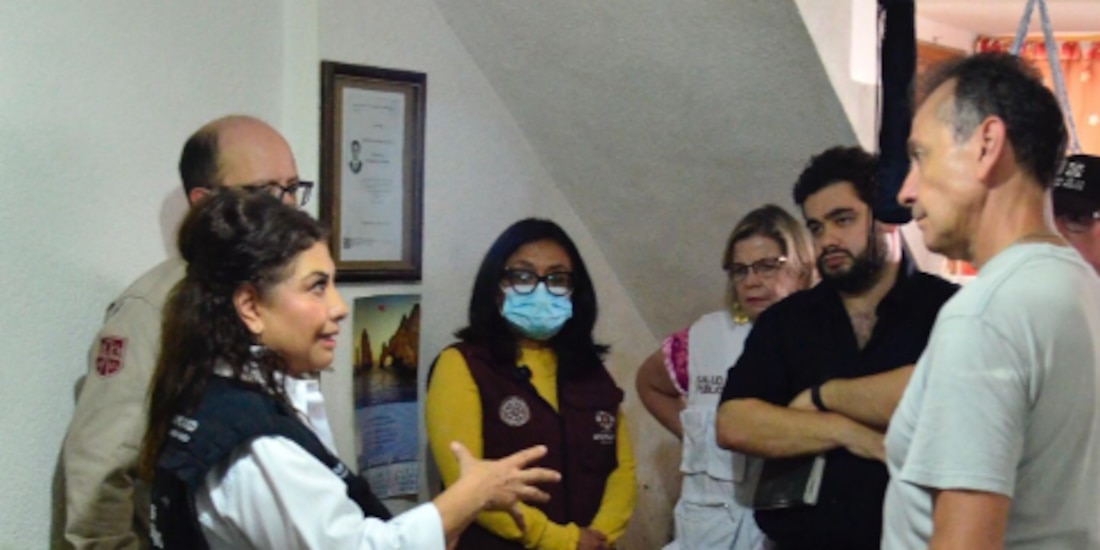 Clara Brugada y Aleida Alavez al visitar a una familiar afectada, ayer.