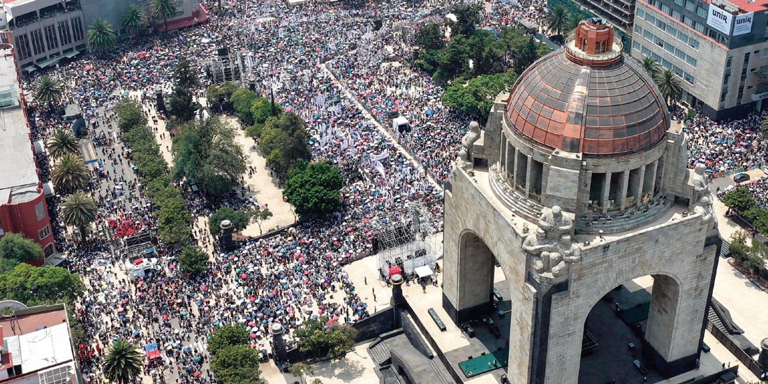 MEXICANOS abarrotan el Monumento a la Revolución y apoyan a la Presidenta, ayer