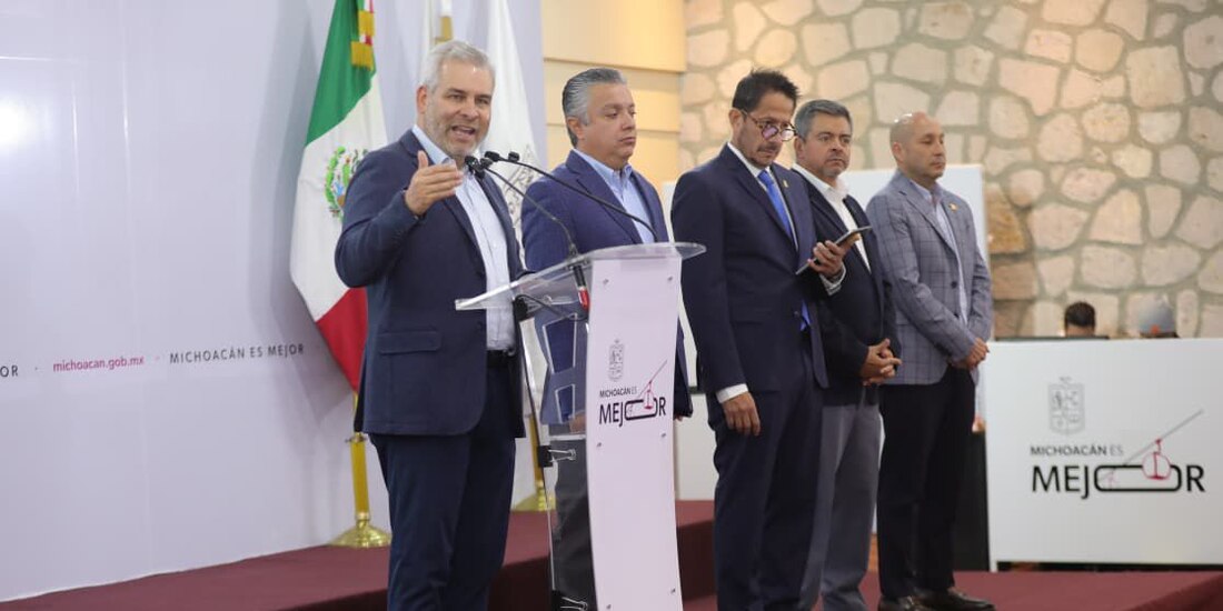 En el uso del micrófono el Gobernador constitucional de Michoacán.