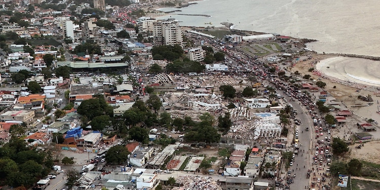 VISTA AÉREA muestra edificios destruidos La Guaira, Venezuela, ayer.